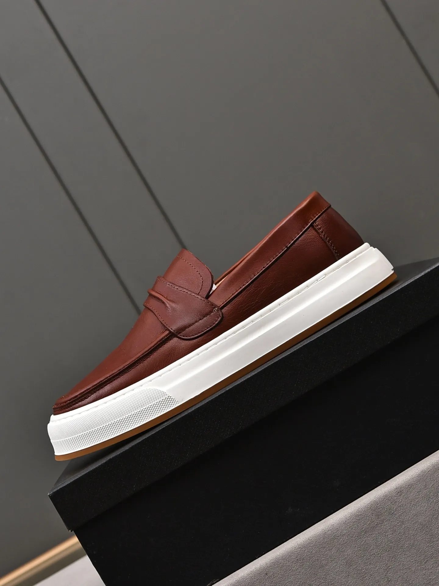 👟👟👟Men's Men's Shoes💰P440 [Top Cowhide]🆕🔥New Updates🔥👟PRADA (Prada) new products are released, imported soft cowhide, fashionable to allow air to penetrate the entire shoe, Niu B's shoes [strong] bring an extremely comfortable and breathable feeling! Beautiful inside and out! Exquisite workmanship, top-grade cowhide material, 😌Size: 38~44, single color choice.
